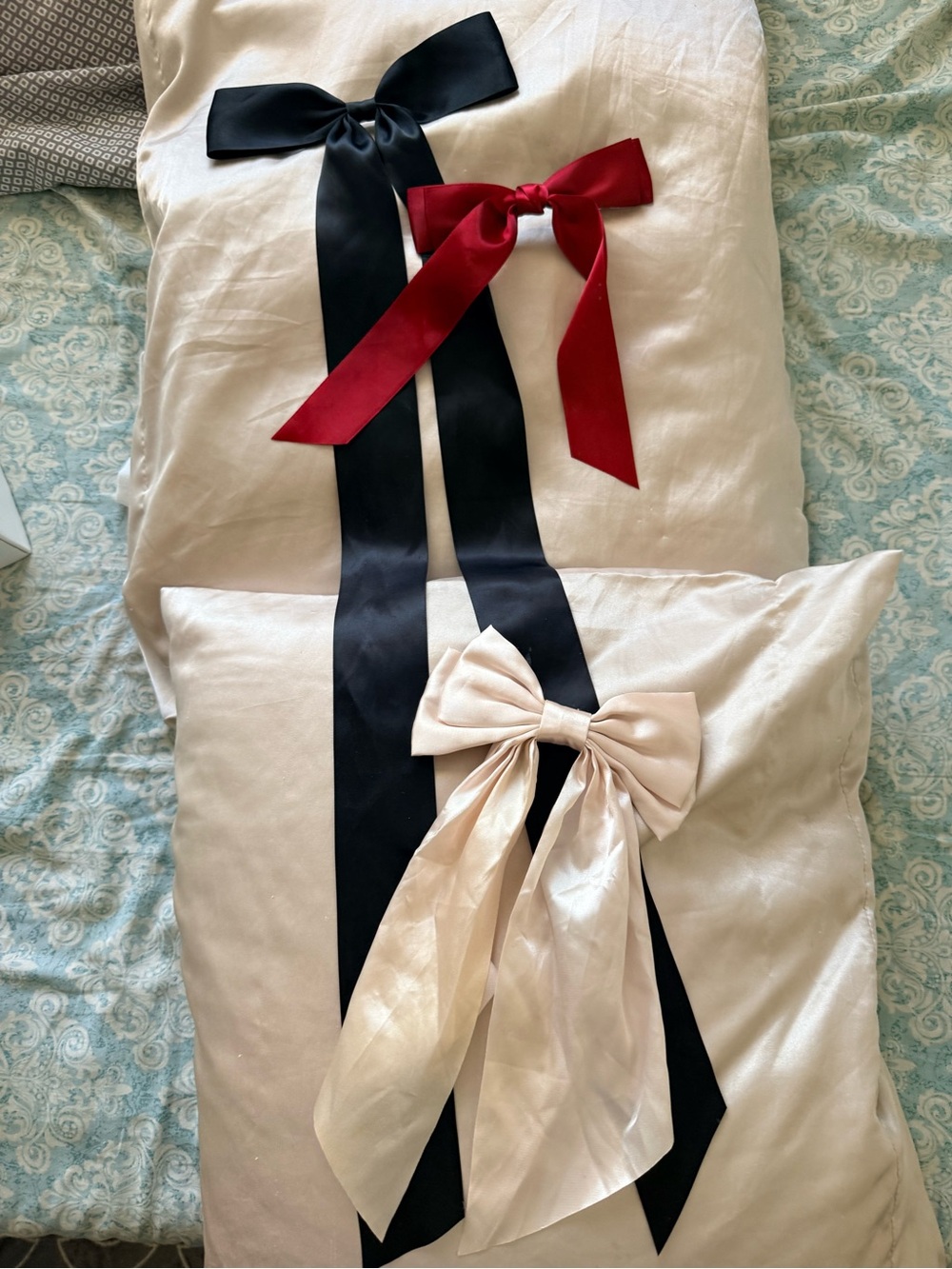 Elegant clip Bow Set - Cream with Black and Red Bows